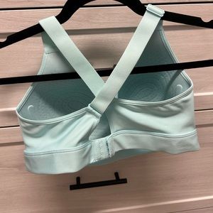 Women’s Under Armour Sports Bra LARGE
